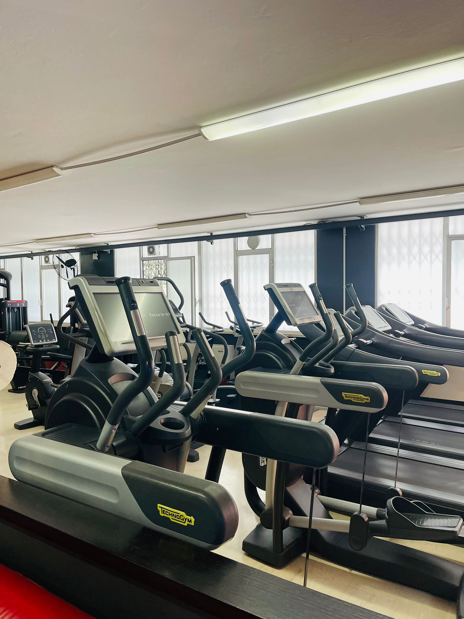 Zona cardio fitness con tapis roulant ed ellittiche Technogym — Rovereto e Mori