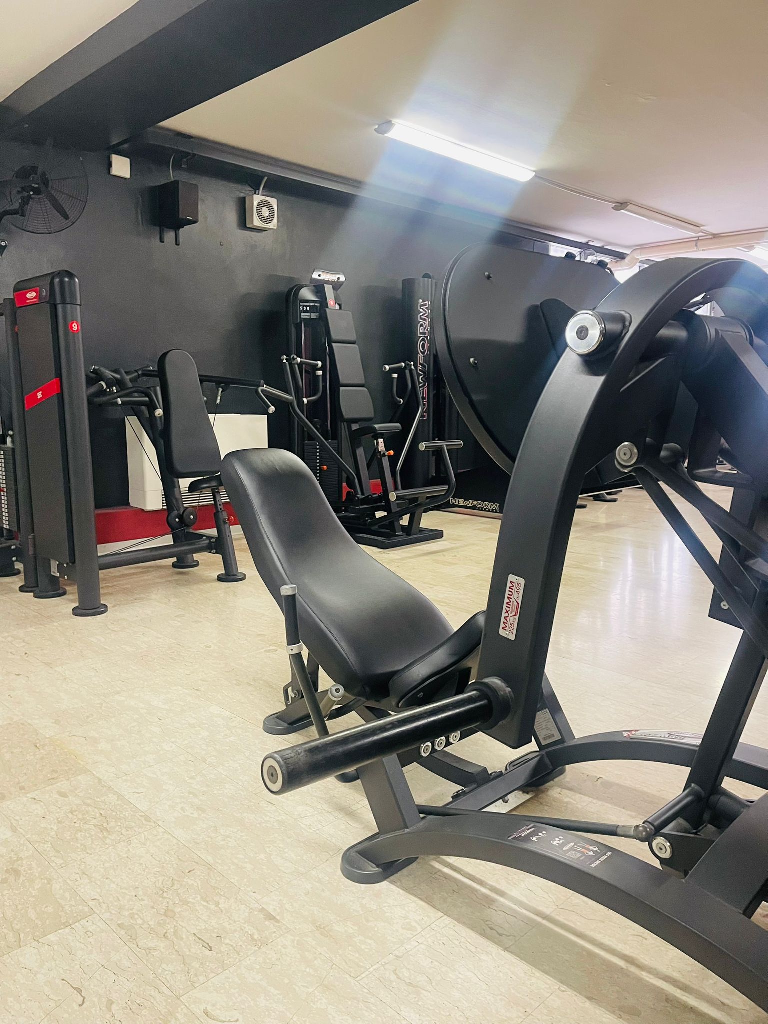 Macchine isotoniche professionali alla Golden Gym Mori, vicino Rovereto