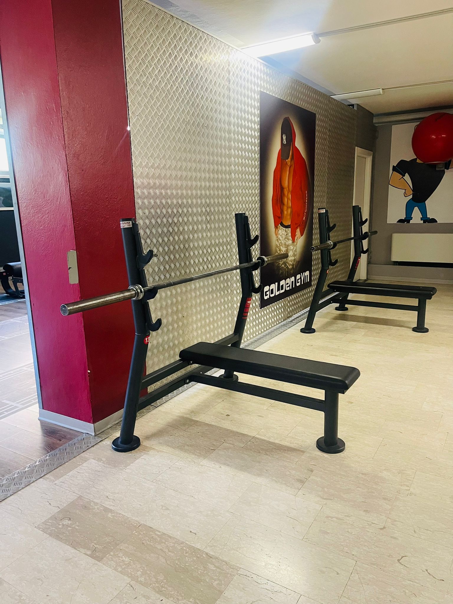 Zona panche piane e bilancieri per sala pesi a Mori (TN)