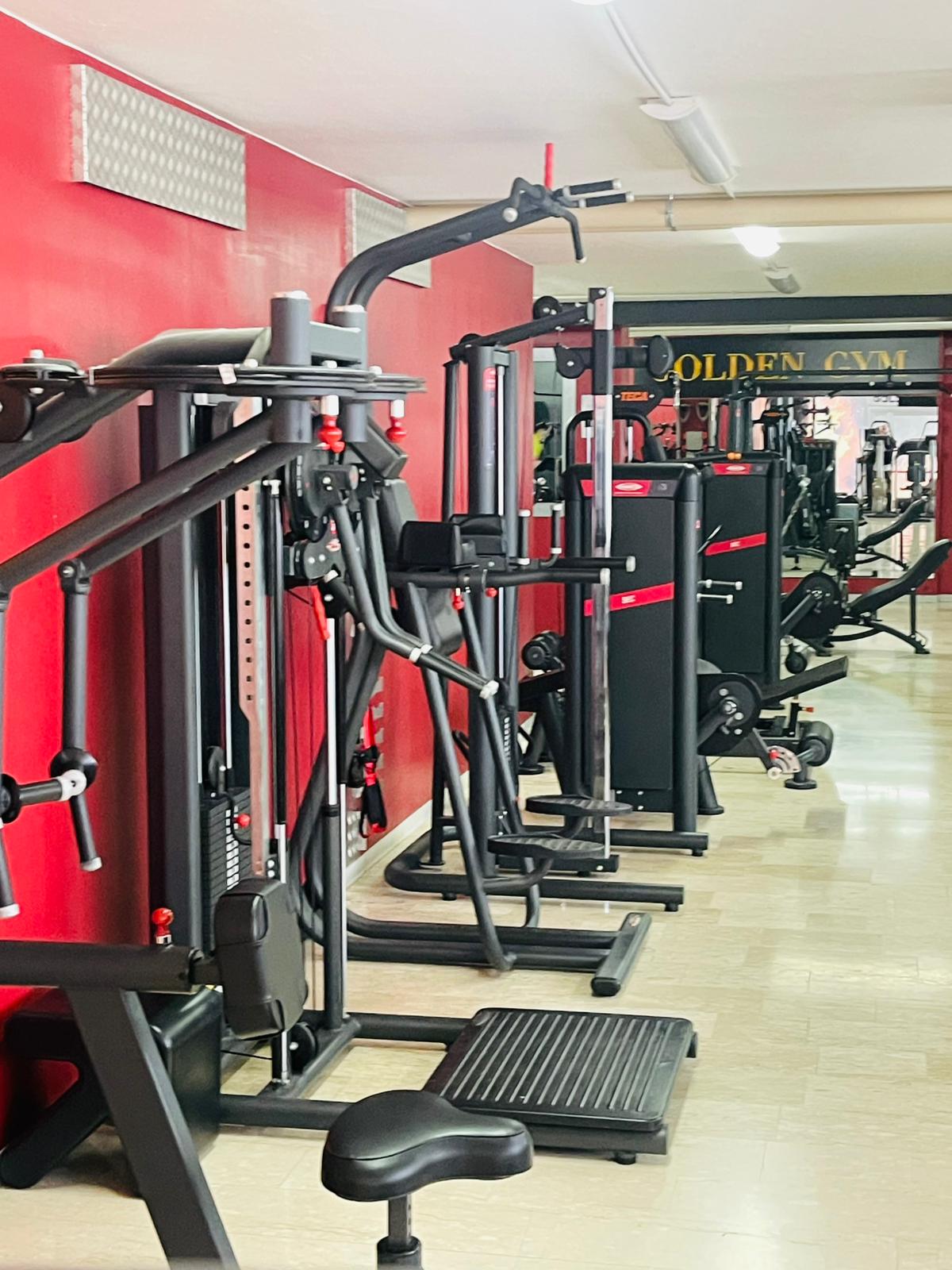 Sala principale della palestra Golden Gym Mori — centro fitness Vallagarina
